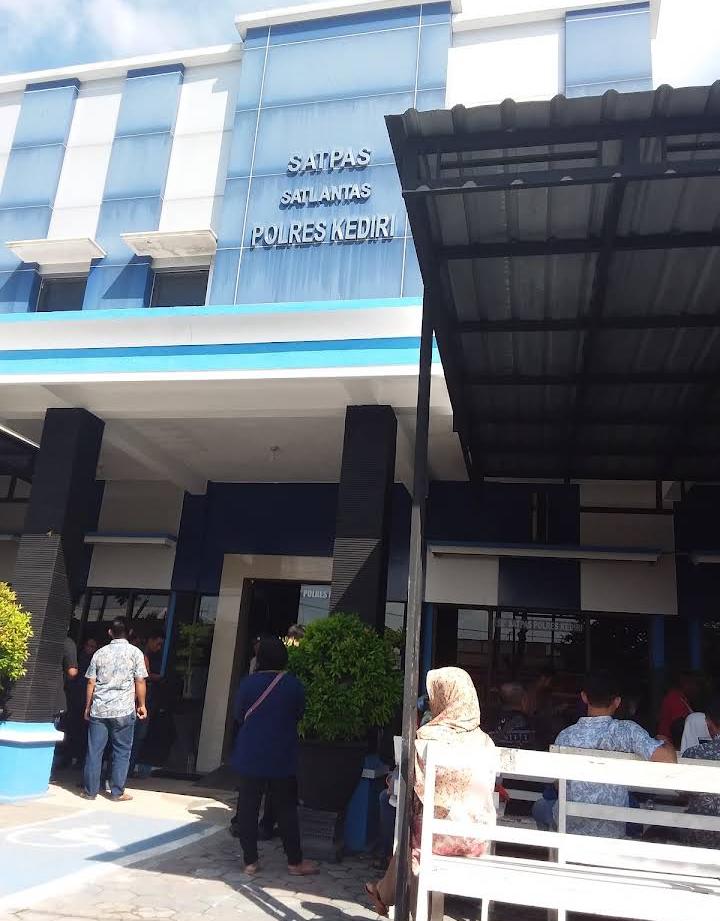 AKP Mega Satriatama, S.Tr.K., S.I.K., M.H. Pimpin Satlantas Polres Kediri/Pare: Satpas Hadirkan Pelayanan SIM Prima, Transparan, dan Bebas Percaloan